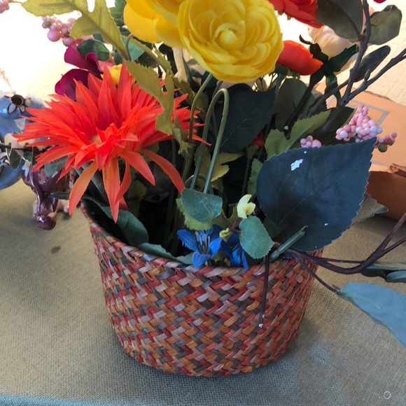 Artificial flowers in basket done by seller - Picture 2 of 3